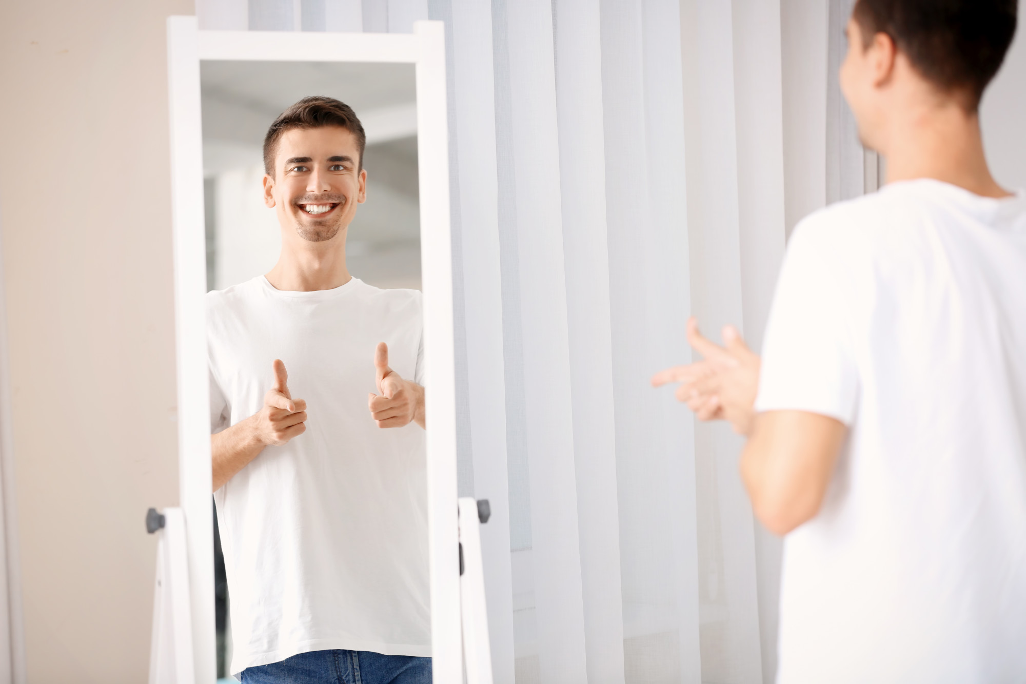 Фото человека в зеркале
