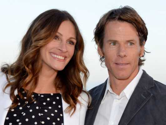 Julia Roberts and Danny Moder celebrities who married their fans-min