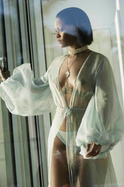 Rihanna Attire Hot & Sexy Photo (10)