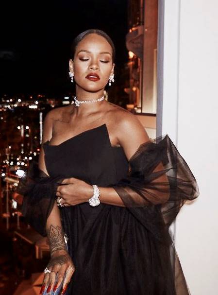 Rihanna Attire Hot & Sexy Photo (16)