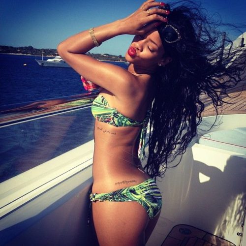 Rihanna Attire Hot & Sexy Photo (34)