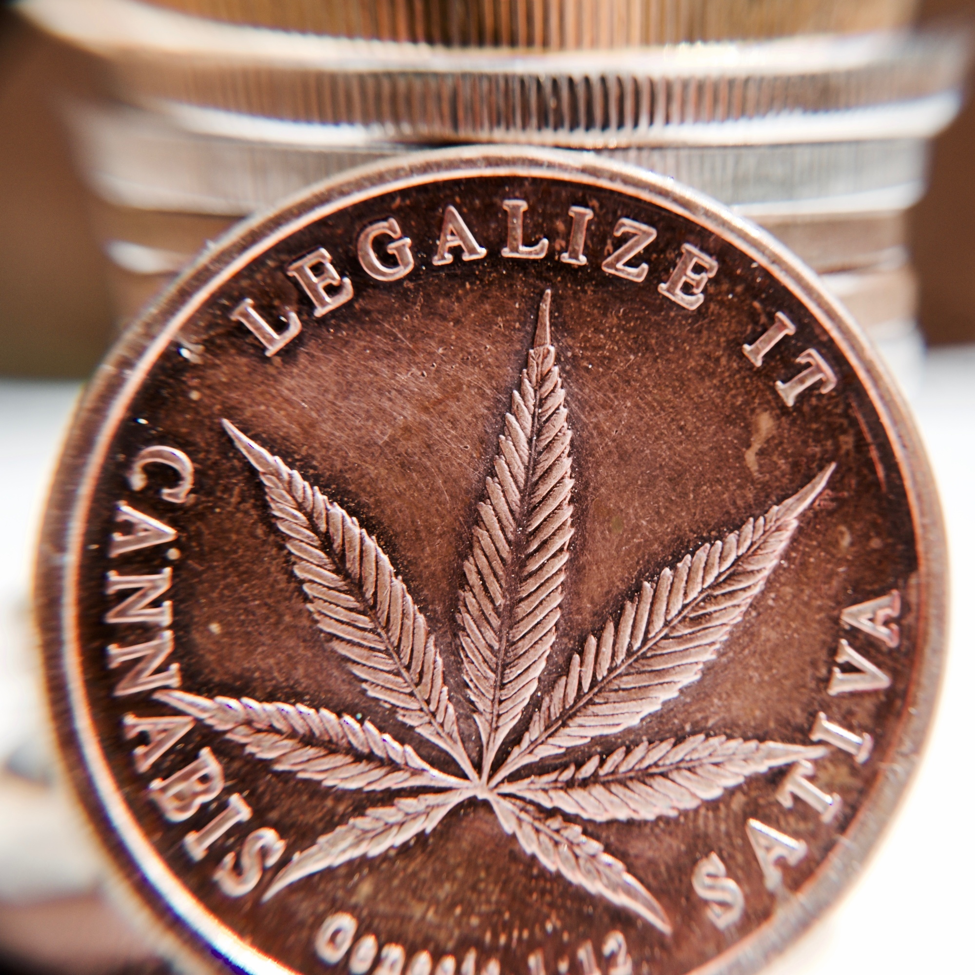 Монета и изображением конопли как выгледет марихуана